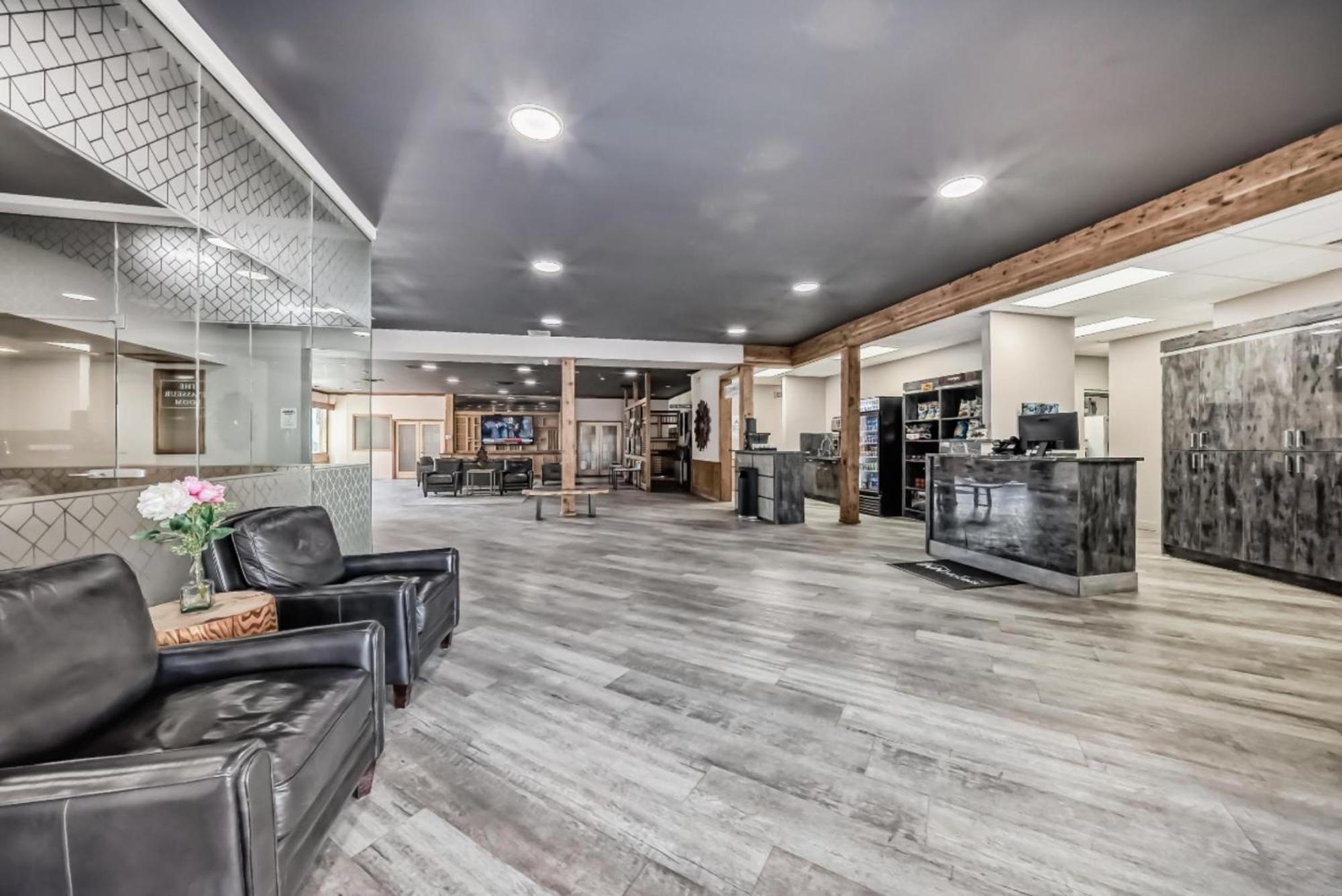 Invermere Inn & Suites المظهر الخارجي الصورة