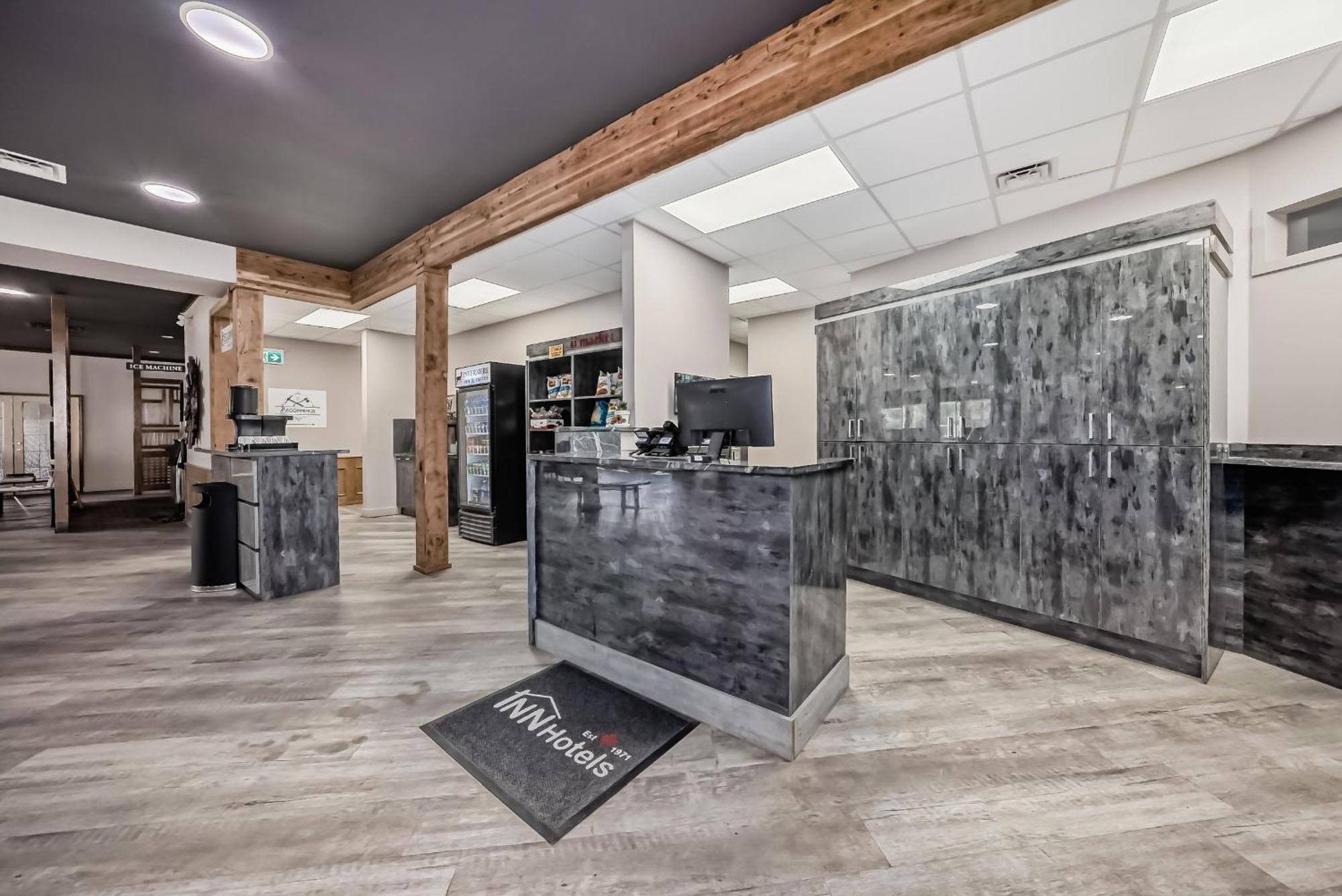 Invermere Inn & Suites المظهر الخارجي الصورة